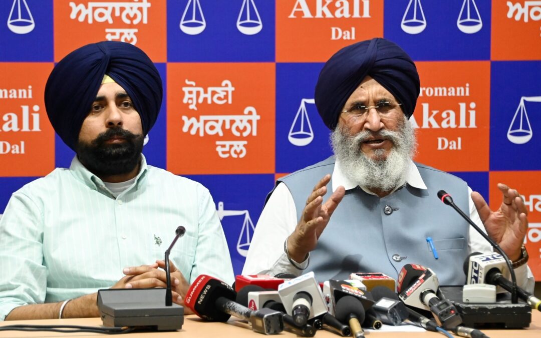 ਅਕਾਲੀ ਦਲ ਨੇ ਦਾਅਵਾ ਕੀਤਾ ਕਿ ਪੰਜਾਬ ਦੀ ‘ਆਪ’ ਸਰਕਾਰ ਅਤੇ ਭਾਜਪਾ ਦੀ ਅਗਵਾਈ ਵਾਲੀ ਕੇਂਦਰ ਨੇ ਕਿਸਾਨਾਂ ਦੀ ਪਿੱਠ ਵਿੱਚ ਛੁਰਾ ਮਾਰਨ ਲਈ ਇੱਕ ਦੂਜੇ ਨਾਲ ਮਿਲੀਭੁਗਤ ਕੀਤੀ ਹੈ