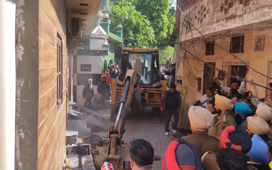 ‘ਯੁੱਧ ਨਸ਼ਿਆਂ ਵਿਰੁੱਧ’: ਜਲੰਧਰ ਅਤੇ ਮੰਡੀ ਗੋਬਿੰਦਗੜ੍ਹ ਵਿਖੇ ਨਸ਼ਾ ਤਸਕਰ ਦੇ ਘਰ ‘ਤੇ ਚੱਲਿਆ ਪੀਲਾ ਪੰਜਾ