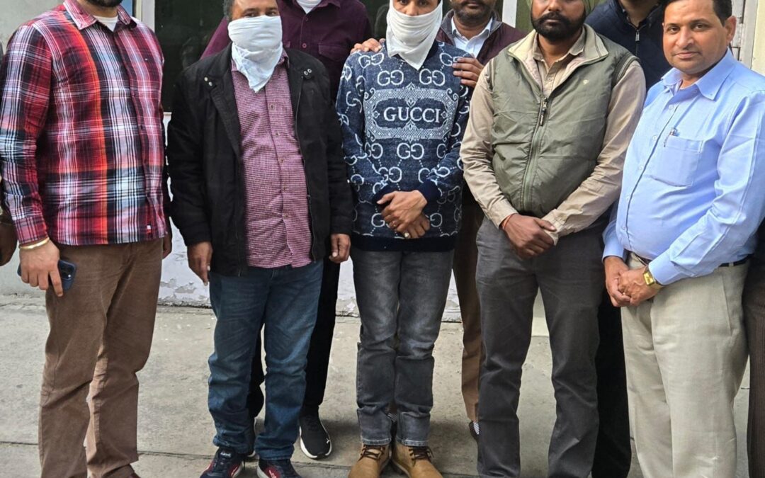 20000 ਰੁਪਏ ਰਿਸ਼ਵਤ ਲੈਂਦੇ  ਪਟਵਾਰੀ ਤੇ ਉਸਦੇ ਸਾਥੀ ਨੂੰ ਵਿਜੀਲੈਂਸ ਬਿਊਰੋ ਨੇ ਕੀਤਾ ਗ੍ਰਿਫਤਾਰ