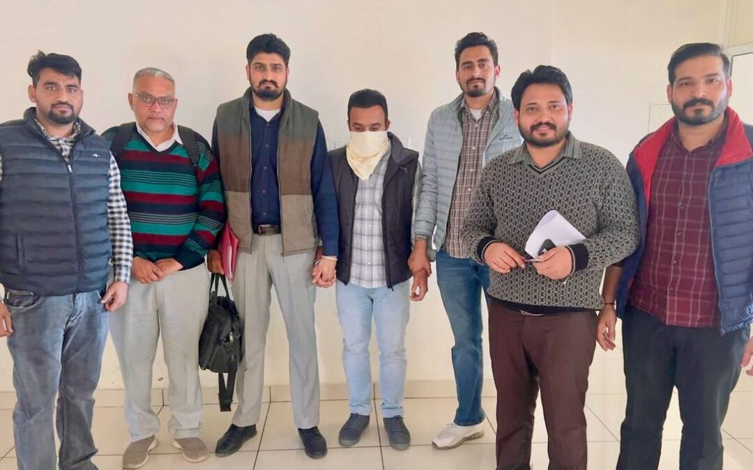 20,000 ਰੁਪਏ ਰਿਸ਼ਵਤ ਲੈਂਦਾ ਪੰਚਾਇਤ ਸਕੱਤਰ ਵਿਜੀਲੈਂਸ ਬਿਊਰੋ ਵੱਲੋਂ ਕਾਬੂ, ਬੀ.ਡੀ.ਪੀ.ਓ. ‘ਤੇ ਵੀ ਕੇਸ ਦਰਜ