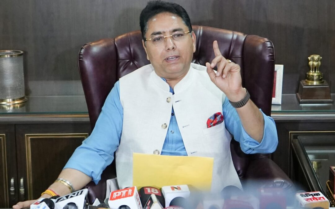 ਅਮਨ ਅਰੋੜਾ ਨੇ ਪ੍ਰਤਾਪ ਬਾਜਵਾ ‘ਤੇ ਕੀਤਾ ਪਲਟਵਾਰ: ਕਿਹਾ- ਮੈਂ ਨਿੱਜੀ ਹਮਲਿਆਂ ਤੋਂ ਨਹੀਂ ਡਰਦਾ, ਜੇ ਤੁਹਾਡੇ ਵਿੱਚ ਹਿੰਮਤ ਹੈ ਤਾਂ ਖੁੱਲ੍ਹੀ ਬਹਿਸ ਲਈ ਮੈਦਾਨ ਵਿੱਚ ਆਓ