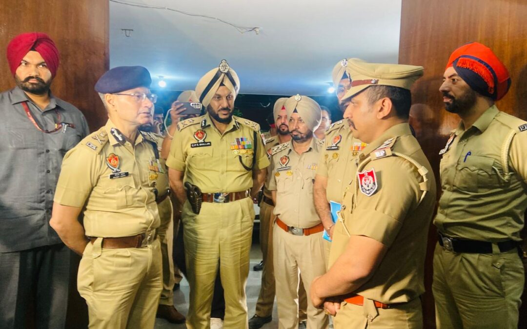 ਆਪਰੇਸ਼ਨ ਸਤਰਕ ਤਹਿਤ ਅੱਧੀ ਰਾਤ ਅੰਮ੍ਰਿਤਸਰ ਦੀਆਂ ਸੜਕਾਂ ਤੇ ਪਹੁੰਚੇ ਡੀਜੀਪੀ ਪੰਜਾਬ ਗੌਰਵ ਯਾਦਵ