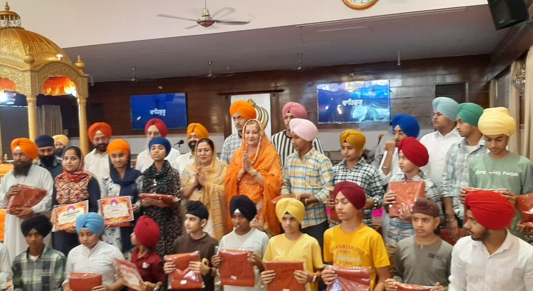 ਦੇਸ਼ ਭਗਤ ਯੂਨੀਵਰਸਿਟੀ ਦੀ ਪ੍ਰੋ-ਚਾਂਸਲਰ ਡਾ ਤਜਿੰਦਰ ਕੌਰ ਨੇ ਬੱਚਿਆਂ ਨੂੰ ਦਸਤਾਰਾਂ ਭੇਟ ਕੀਤੀਆਂ