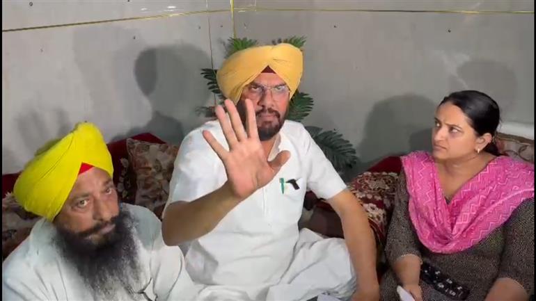 ਮੰਤਰੀ ਧਾਲੀਵਾਲ ਨੇ ਪੀੜਤ ਐਨਆਰਆਈ ਪਰਿਵਾਰ ਨਾਲ ਕੀਤੀ ਮੁਲਾਕਾਤ, ਇਨਸਾਫ਼ ਦਾ ਦਿੱਤਾ ਭਰੋਸਾ