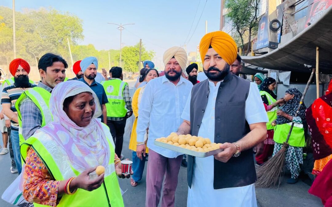 ‘ਆਪ’ ਸਰਕਾਰ ਦੀ ਮੈਗਾ ਸਫਾਈ ਮੁਹਿੰਮ; ਵਿਧਾਇਕਾਂ, ਮੰਤਰੀਆਂ ਅਤੇ ਵਲੰਟੀਅਰਾਂ ਨੇ ਸ਼ਹਿਰ ਨੂੰ ਸਾਫ਼-ਸੁਥਰਾ ਬਣਾਉਣ ਲਈ ਮਿਲਾਇਆ ਹੱਥ