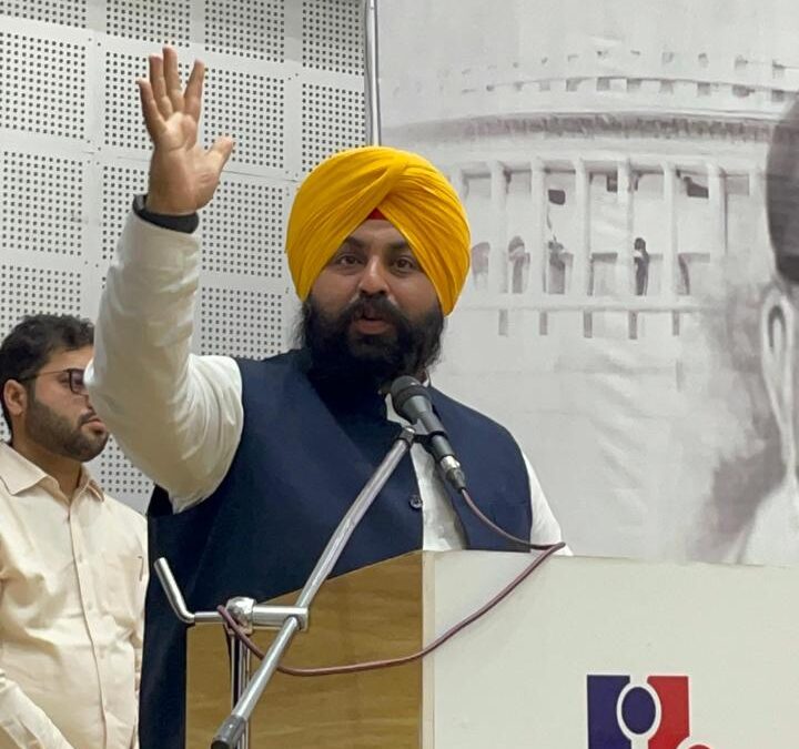 ਕੈਬਨਿਟ ਵਿੱਚ ਪਹਿਲੀ ਵਾਰ 6 ਅਨੁਸੂਚਿਤ ਜਾਤੀ ਮੰਤਰੀਆਂ ਨਾਲ, ਏ.ਜੀ. ਦਫ਼ਤਰ ਵਿੱਚ ਪਹਿਲੀ ਵਾਰ ਰਾਖਵਾਂਕਰਨ ਅਤੇ ਐਸ.ਸੀ. ਸਕਾਲਰਸ਼ਿਪ ਦੀ ਨਿਰਵਿਘਨ ਵੰਡ ਨਾਲ ‘ਆਪ’ ਸਰਕਾਰ ਬਾਬਾ ਸਾਹਿਬ ਦੇ ਸੁਪਨੇ ਨੂੰ ਸਾਕਾਰ ਕਰ ਰਹੀ ਹੈ: ਹਰਜੋਤ ਸਿੰਘ ਬੈਂਸ