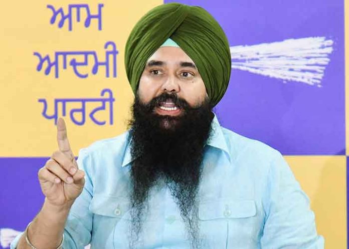 ਮਲਵਿੰਦਰ ਕੰਗ ਦਾ ਬਿੱਟੂ ਨੂੰ ਸਵਾਲ: ਪੰਜਾਬ ਭਾਜਪਾ ਨੂੰ ਕੌਣ ਚਲਾਉਂਦੀ ਹੈ, ਕੀ ਉਹ ਦਿੱਲੀ ਦੀ ਕੇਂਦਰੀ ਲੀਡਰਸ਼ਿਪ ਤੋਂ ਨਿਰਦੇਸ਼ ਨਹੀਂ ਲੈਂਦੀ?