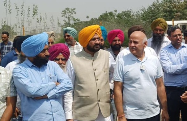 ਬਜਟ ਦੇ ਐਲਾਨ ਤੋਂ ਬਾਅਦ, ਪੇਂਡੂ ਵਿਕਾਸ ਮੰਤਰੀ ਤਰੁਣਪ੍ਰੀਤ ਸਿੰਘ ਸੋਂਧ ਨੇ ਖੇਡ ਮੈਦਾਨਾਂ ਦਾ ਕੀਤਾ ਨਿਰੀਖਣ, ਮਨੀਸ਼ ਸਿਸੋਦੀਆ ਵੀ ਰਹੇ ਨਾਲ