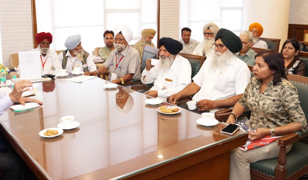 ਮੋਹਿੰਦਰ ਭਗਤ ਨੇ ਆਜ਼ਾਦੀ ਘੁਲਾਟੀਆਂ ਦੇ ਪਰਿਵਾਰਾਂ ਦੀਆਂ ਮੁਸਕਿਲਾਂ ਸੁਣੀਆਂ,  ਵਾਜਿਬ ਮੰਗਾਂ ਨੂੰ ਤੁਰੰਤ ਹੱਲ ਕਰਨ ਲਈ ਅਧਿਕਾਰੀਆਂ ਨੂੰ ਦਿੱਤੇ ਨਿਰਦੇਸ਼