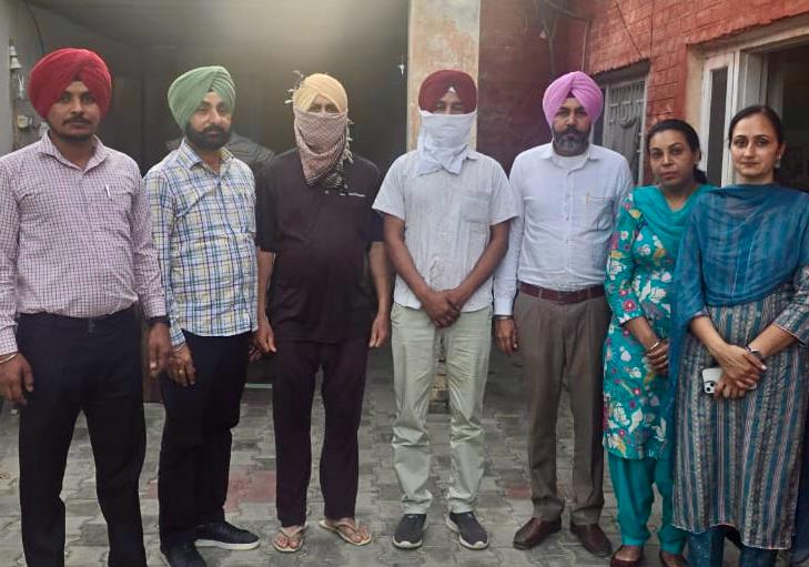 1000 ਰੁਪਏ ਰਿਸ਼ਵਤ ਲੈਣ ਦੇ ਦੋਸ਼ ਹੇਠ ਪਟਵਾਰੀ ਅਤੇ ਉਸਦਾ ਸਹਾਇਕ ਵਿਜੀਲੈਂਸ ਬਿਊਰੋ ਵੱਲੋਂ ਗ੍ਰਿਫ਼ਤਾਰ