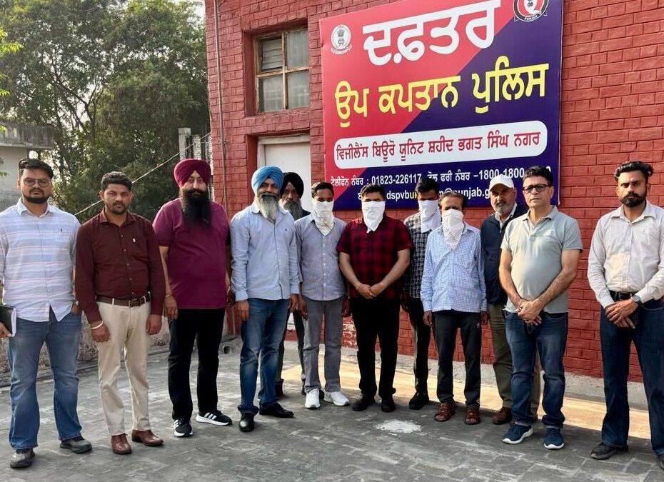 ਵਿਜੀਲੈਂਸ ਬਿਊਰੋ ਨੇ ਆਰਟੀਏ ਦਫ਼ਤਰਾਂ ਅਤੇ ਡਰਾਈਵਿੰਗ ਟੈਸਟ ਸੈਂਟਰਾਂ ‘ਤੇ ਅਚਾਨਕ ਛਾਪੇਮਾਰੀ ਕਰਕੇ 24 ਵਿਅਕਤੀਆਂ ਨੂੰ ਗ੍ਰਿਫ਼ਤਾਰ ਕੀਤਾ ਹੈ।
