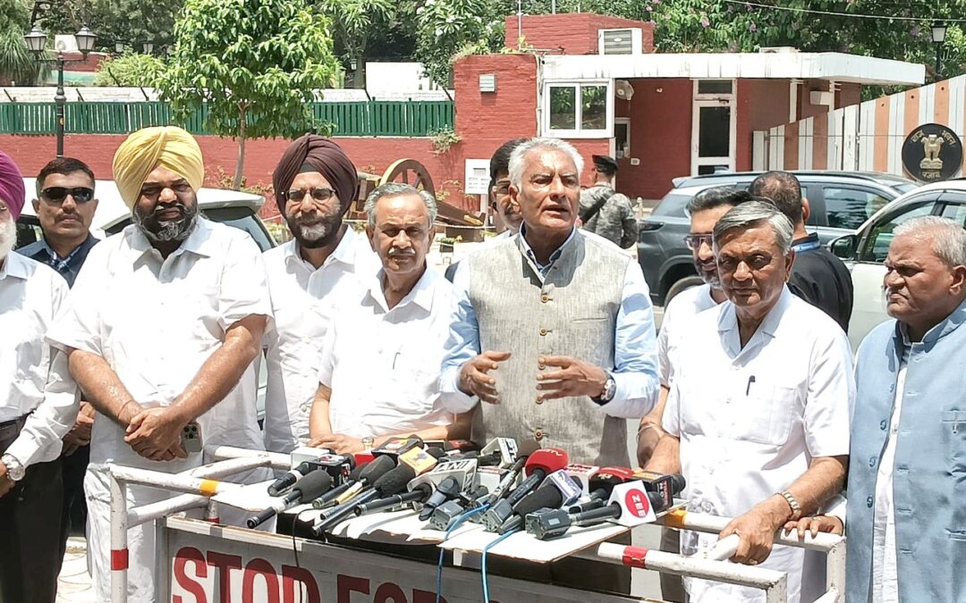 ਸੁਨੀਲ ਜਾਖੜ ਦੀ ਅਗਵਾਈ ਹੇਠ ਭਾਜਪਾ ਦਾ ਵਫ਼ਦ ਮਿਲਿਆ ਰਾਜਪਾਲ ਨੂੰ, ਅੰਮ੍ਰਿਤਸਰ ਸ਼ਰਾਬ ਤਰਾਸਦੀ ਅਤੇ ਆਪ ਦੇ ਸ਼ਰਾਬ ਮਾਫੀਆ ਨਾਲ ਸਬੰਧਾਂ ਦੀ ਸੀਬੀਆਈ ਜਾਂਚ ਦੀ ਮੰਗ