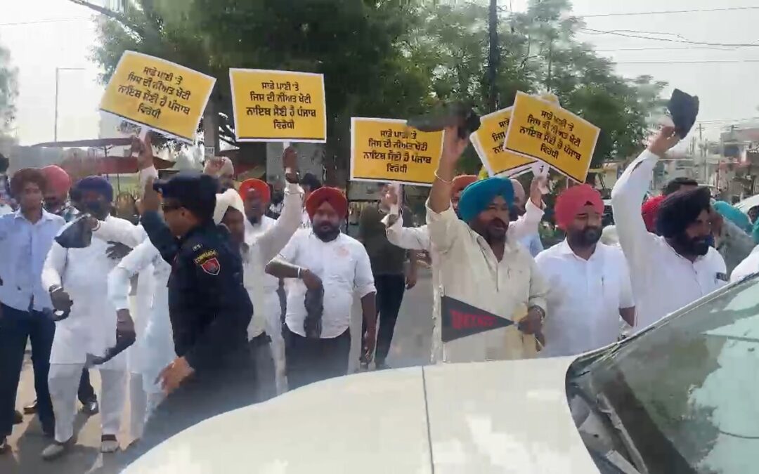 ਲੁਧਿਆਣਾ ਵਿੱਚ ਨਾਇਬ ਸੈਣੀ ਨੂੰ ਦਿਖਾਏ ਕਾਲੇ ਝੰਡੇ: ਪੰਜਾਬ ਦਾ ਪਾਣੀ ਖੋਹਣ ਦੇ ਮੁੱਦੇ ‘ਤੇ ਜਨਤਾ ਨੇ ਉਨ੍ਹਾਂ ਨੂੰ ਘੇਰਿਆ