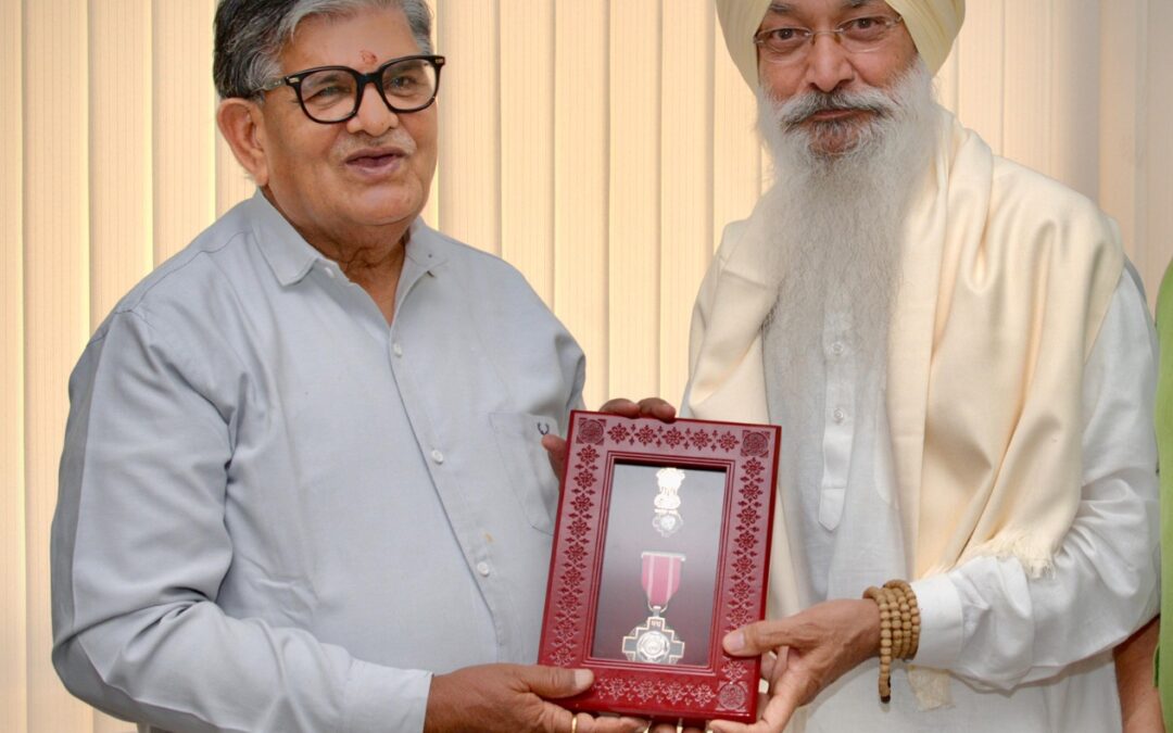 ਪੰਜਾਬ ਦੇ ਰਾਜਪਾਲ ਨੇ ਪਦਮ ਸ੍ਰੀ ਭਾਈ ਹਰਜਿੰਦਰ ਸਿੰਘ ਜੀ (ਸ੍ਰੀਨਗਰ ਵਾਲੇ) ਨੂੰ ਰਾਜ ਭਵਨ ਵਿਖੇ ਕੀਤਾ ਸਨਮਾਨਿਤ