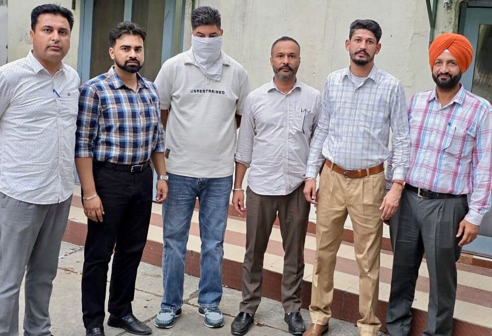 30000 ਰੁਪਏ ਰਿਸ਼ਵਤ ਲੈਂਦਾ ਹੌਲਦਾਰ ਵਿਜੀਲੈਂਸ ਬਿਊਰੋ ਵੱਲੋਂ ਰੰਗੇ ਹੱਥੀਂ ਕਾਬੂ