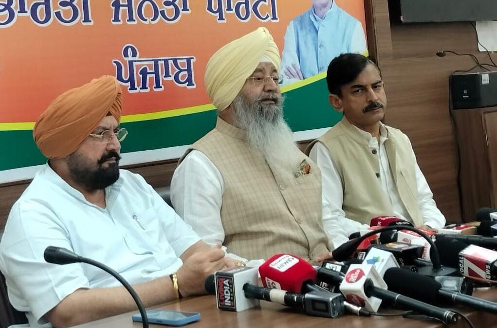 ਬੇਅਦਬੀ ਲਈ ਕੁਲਤਾਰ ਸਿੰਘ ਸੰਧਵਾਂ ਅਤੇ ਹਰਜੋਤ ਸਿੰਘ ਬੈਂਸ ਵਿਰੁੱਧ ਕਾਨੂੰਨੀ ਕਾਰਵਾਈ ਕੀਤੀ ਜਾਵੇ: ਭਾਜਪਾ