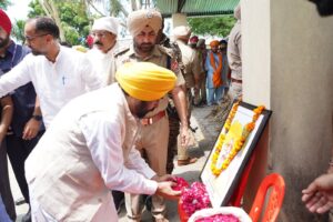 ਮੁੱਖ ਮੰਤਰੀ ਨੇ ਹਜ਼ਾਰਾਂ ਹੋਰ ਲੋਕਾਂ ਨਾਲ ਮਿਲ ਕੇ ਮੈਰਾਥਨ ਦੌੜਾਕ ਫੌਜਾ ਸਿੰਘ ਨੂੰ ਦਿੱਤੀ ਅੰਤਿਮ ਵਿਦਾਈ