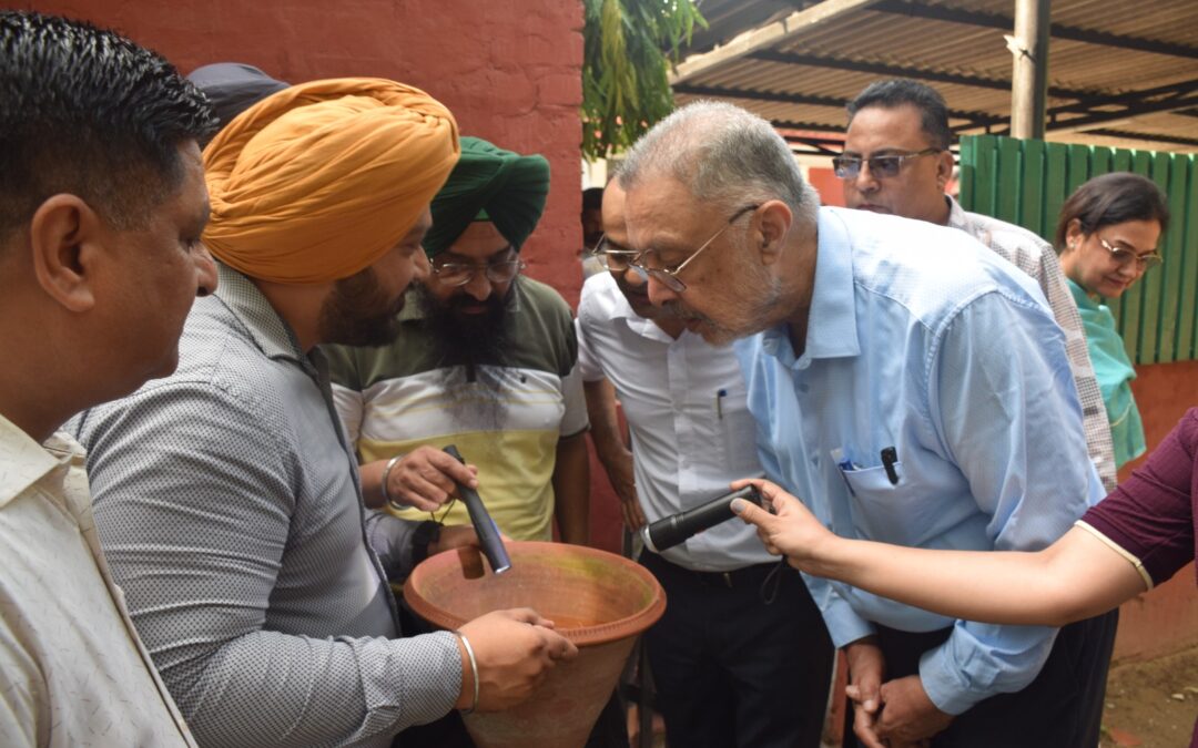 ਹਰ ਸ਼ੁੱਕਰਵਾਰ ਡੇਂਗੂ ‘ਤੇ ਵਾਰ: ਸਿਹਤ ਮੰਤਰੀ ਵੱਲੋਂ ਆਪਣੇ ਕੈਬਨਿਟ ਸਾਥੀਆਂ ਦੇ ਘਰਾਂ ਦਾ ਨਿਰੀਖਣ, ਡੇਂਗੂ ਨਾਲ ਲੜਨ ਲਈ ਸਮੂਹਿਕ ਯਤਨਾਂ ਦੀ ਲੋੜ ‘ਤੇ ਜ਼ੋਰ ਦਿੱਤਾ