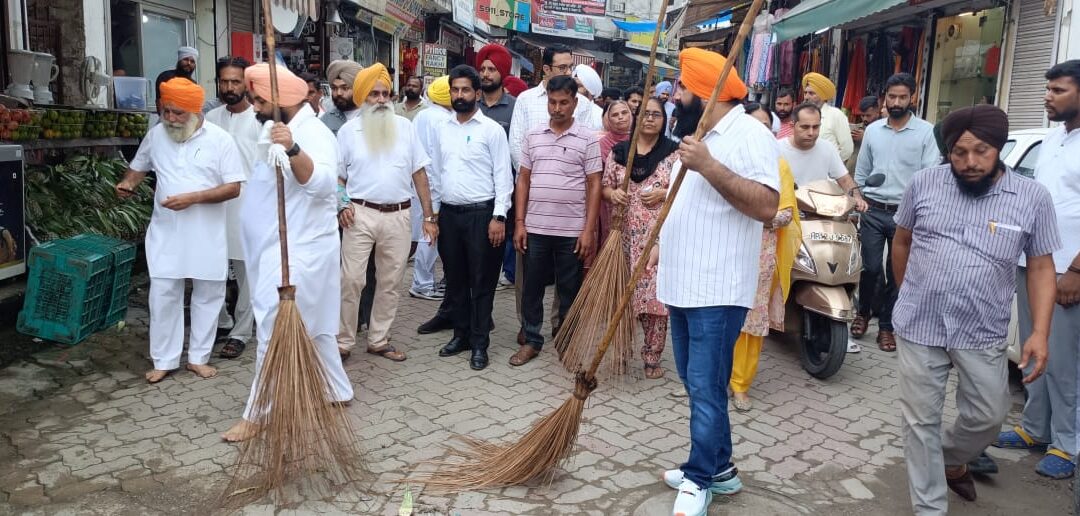 ਸਿੱਖਿਆ ਮੰਤਰੀ ਹਰਜੋਤ ਸਿੰਘ ਬੈਂਸ ਵੱਲੋਂ ਗੁ: ਸੀਸ ਗੰਜ ਸਾਹਿਬ ਵਿਖੇ ਅਰਦਾਸ ਕਰਕੇ ਸਫਾਈ ਅਭਿਆਨ ਦੀ ਸ਼ੁਰੂਆਤ