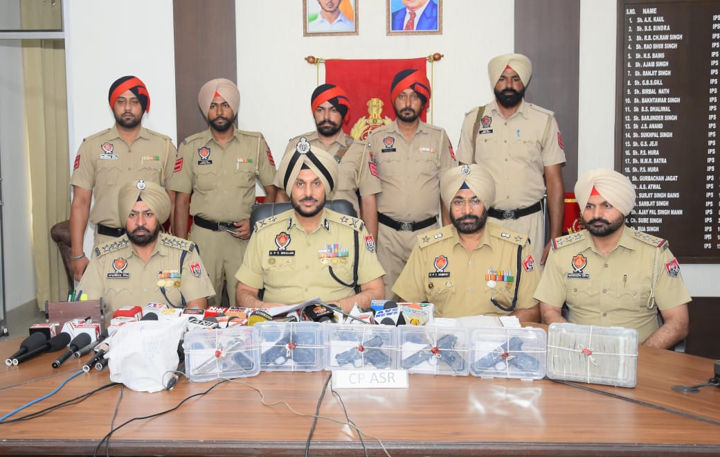 ਅੰਤਰਰਾਸ਼ਟਰੀ ਨਾਰਕੋ-ਆਰਮਜ਼ ਨੈੱਟਵਰਕ ਨੂੰ ਕਰਾਰਾ ਝਟਕਾ; ਅੰਮ੍ਰਿਤਸਰ ਵਿੱਚ 1.15 ਕਿਲੋਗ੍ਰਾਮ ਹੈਰੋਇਨ, 5 ਆਧੁਨਿਕ ਹਥਿਆਰਾਂ ਅਤੇ 9.7 ਲੱਖ ਰੁਪਏ ਦੀ ਡਰੱਗ ਮਨੀ ਸਮੇਤ ਨੌਂ ਕਾਬੂ
