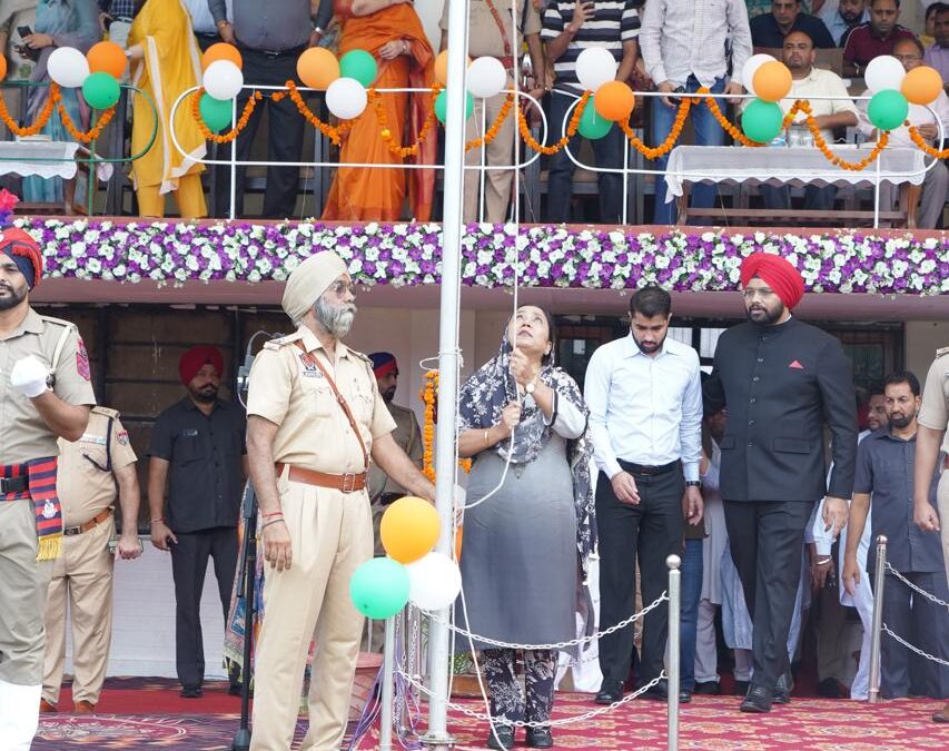 ਸਮਾਜਿਕ ਸੁਰੱਖਿਆ, ਇਸਤਰੀ ਤੇ ਬਾਲ ਵਿਕਾਸ ਮੰਤਰੀ ਡਾ. ਬਲਜੀਤ ਕੌਰ ਨੇ ਲਹਿਰਾਇਆ ਤਿਰੰਗਾ