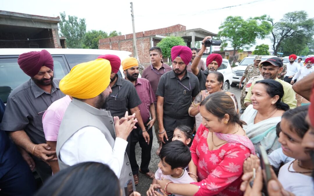 ਮੁੱਖ ਮੰਤਰੀ ਵੱਲੋਂ ਪੰਜਾਬ ਸਰਕਾਰ ਦਾ ਹੈਲੀਕਾਪਟਰ ਬਚਾਅ ਤੇ ਰਾਹਤ ਕਾਰਜਾਂ ਲਈ ਤਾਇਨਾਤ, ਕੈਬਨਿਟ ਸਾਥੀਆਂ ਨਾਲ ਹੜ੍ਹ ਪ੍ਰਭਾਵਿਤ ਇਲਾਕਿਆਂ ਦਾ ਦੌਰਾ