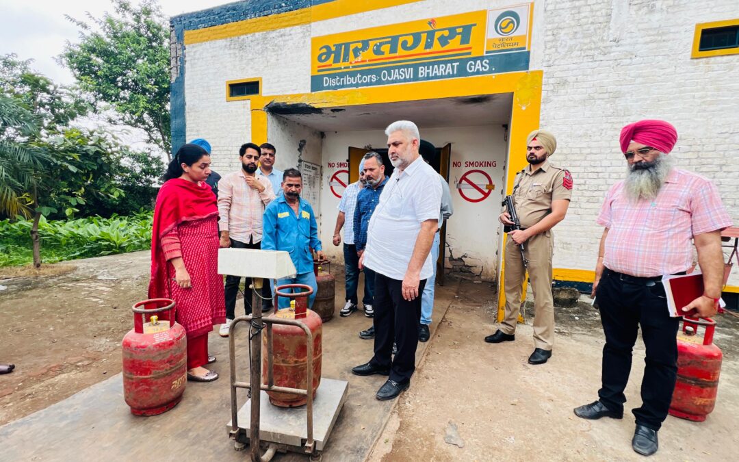 ਖੁਰਾਕ ਤੇ ਸਿਵਲ ਸਪਲਾਈ ਮੰਤਰੀ ਲਾਲ ਚੰਦ ਕਟਾਰੂਚੱਕ ਵੱਲੋਂ ਗੈਸ ਏਜੰਸੀਆਂ ‘ਤੇ ਅਚਨਚੇਤ ਛਾਪਾਮਾਰੀ