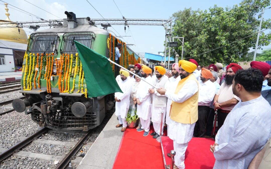 ਮੁੱਖ ਮੰਤਰੀ ਨੇ ਸ੍ਰੀ ਨਾਂਦੇੜ ਸਾਹਿਬ ਲਈ 500 ਮਹਿਲਾ ਸਰਪੰਚਾਂ ਤੇ ਪੰਚਾਂ ਦੇ ਪਹਿਲੇ ਵਫ਼ਦ ਨੂੰ ਲਿਜਾ ਰਹੀ ਟ੍ਰੇਨ ਨੂੰ ਝੰਡੀ ਵਿਖਾ ਕੇ ਰਵਾਨਾ ਕੀਤਾ
