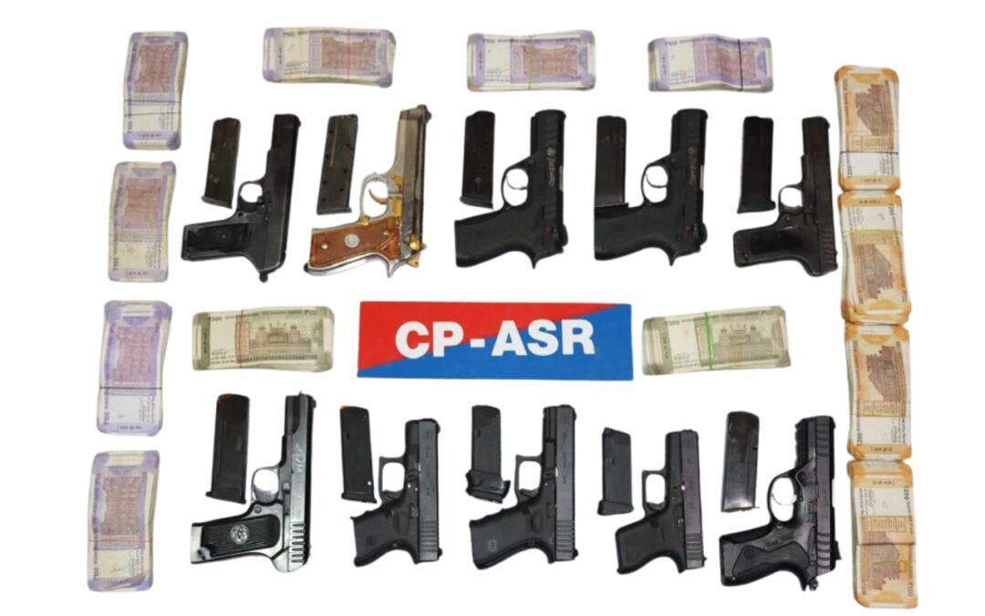 ਸਰਹੱਦ ਪਾਰੋਂ ਚਲਾਏ ਜਾ ਰਹੇ ਹਥਿਆਰ ਤਸਕਰੀ ਮਾਡਿਊਲ ਦਾ ਪਰਦਾਫ਼ਾਸ਼ ; 10 ਪਿਸਤੌਲਾਂ, 2.5 ਲੱਖ ਰੁਪਏ ਹਵਾਲਾ ਰਾਸ਼ੀ ਸਮੇਤ ਤਿੰਨ ਗ੍ਰਿਫ਼ਤਾਰ