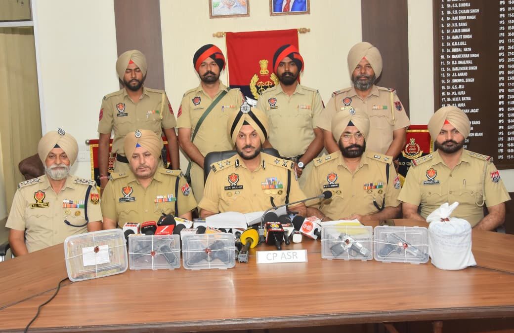 ਹਥਿਆਰਾਂ ਦੀ ਤਸਕਰੀ ਦਾ ਮੁੱਖ ਦੋਸ਼ੀ ਛੇ ਮੁਲਜ਼ਮਾਂ ਸਮੇਤ ਗ੍ਰਿਫ਼ਤਾਰ; 6 ਹਥਿਆਰਾਂ ਤੇ 5.75 ਲੱਖ ਰੁਪਏ ਹਵਾਲਾ ਰਾਸ਼ੀ ਬਰਾਮਦ