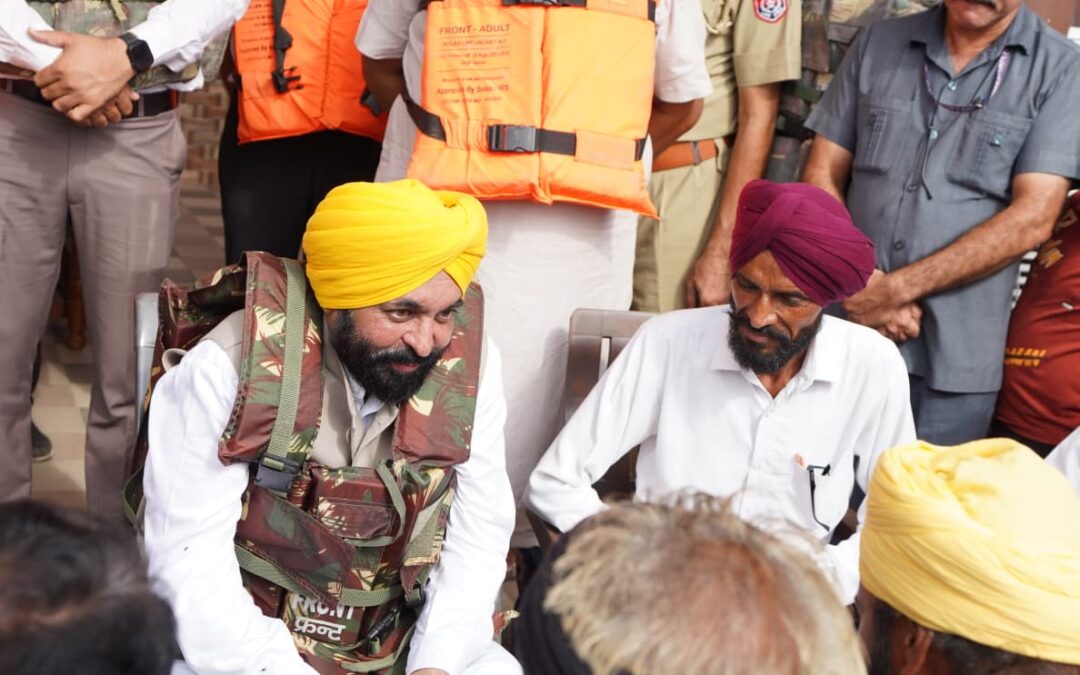 ਮੁੱਖ ਮੰਤਰੀ ਵੱਲੋਂ ਕਿਸ਼ਤੀ ਰਾਹੀਂ ਫ਼ਿਰੋਜ਼ਪੁਰ ਦੇ ਹੜ੍ਹ ਪ੍ਰਭਾਵਿਤ ਇਲਾਕਿਆਂ ਦਾ ਦੌਰਾ; ਕੇਂਦਰ ਸਰਕਾਰ ਤੋਂ ਕੁਦਰਤੀ ਆਫ਼ਤਾਂ ਕਾਰਨ ਹੋਏ ਨੁਕਸਾਨ ਦਾ ਮੁਆਵਜ਼ਾ ਵਧਾਉਣ ਦੀ ਕੀਤੀ ਮੰਗ