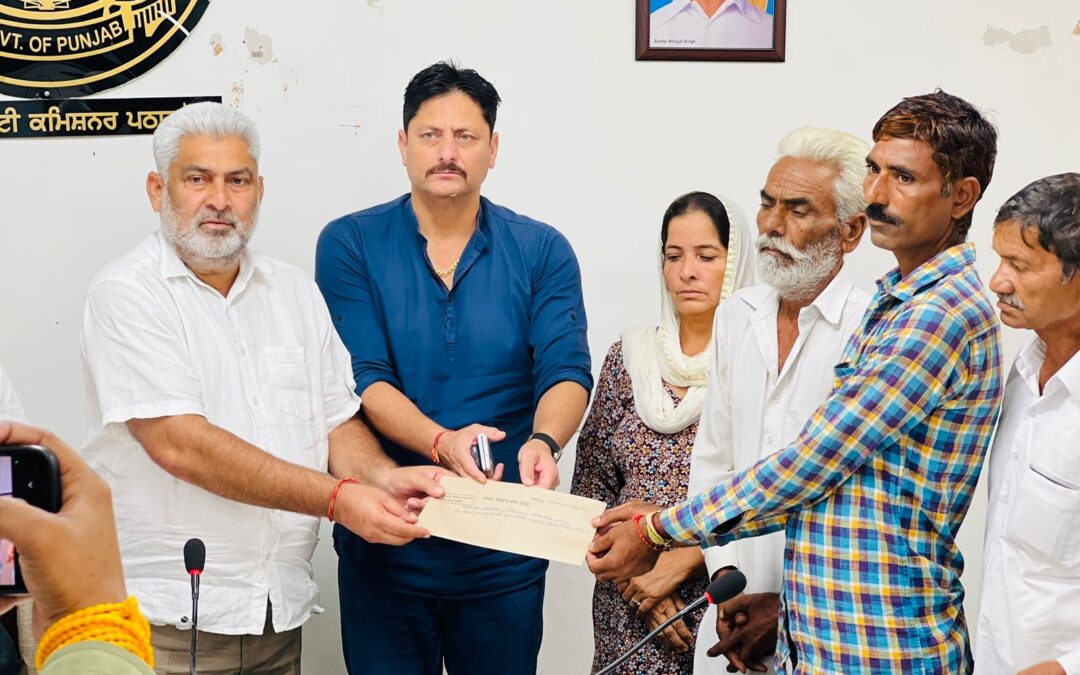 ਹੜ੍ਹਾਂ ਦੌਰਾਨ ਅਪਣੀਆਂ ਜਾਨਾਂ ਗਵਾਉਂਣ ਵਾਲੇ ਲੋਕਾਂ ਦੇ ਪਰਿਵਾਰਿਕ ਮੈਂਬਰਾਂ ਨੂੰ ਸਰਕਾਰ ਵੱਲੋਂ ਦਿੱਤੀ ਗਈ ਆਰਥਿਕ ਸਹਾਇਤਾ