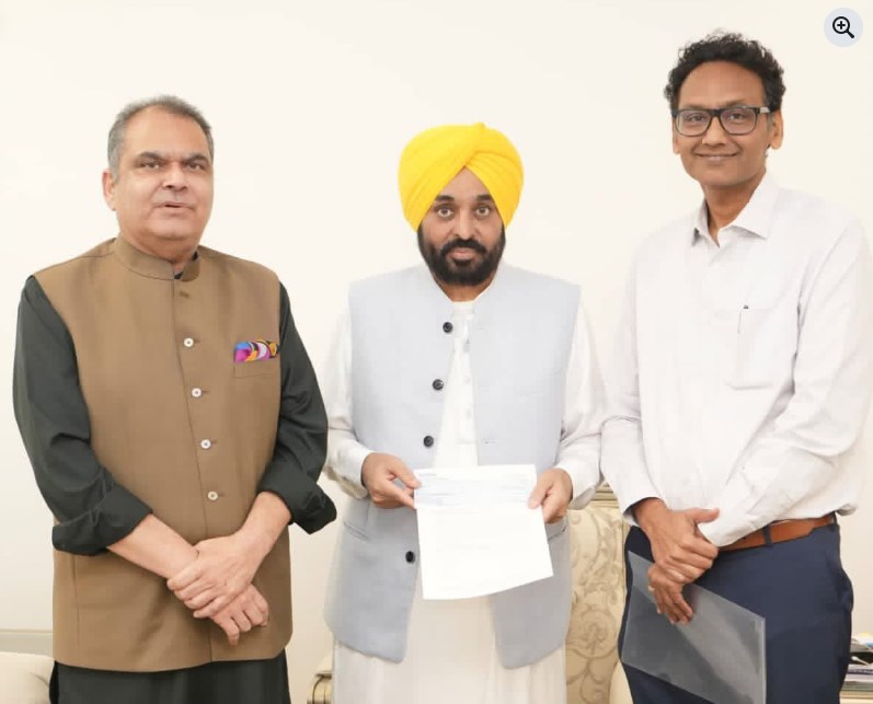 ਪੰਜਾਬ ਦੇ ਉਦਯੋਗਪਤੀਆਂ ਨੇ ਮੁੱਖ ਮੰਤਰੀ ਭਗਵੰਤ ਸਿੰਘ ਮਾਨ ਨੂੰ ਮੁੱਖ ਮੰਤਰੀ ਰੰਗਲਾ ਪੰਜਾਬ ਫੰਡ ਲਈ ਲਗਭਗ 6 ਕਰੋੜ ਰੁਪਏ ਦੇ ਚੈੱਕ ਸੌਂਪੇ