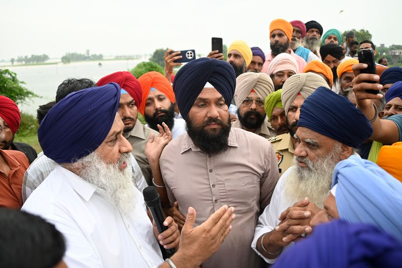 ਸੁਖਬੀਰ ਸਿੰਘ ਬਾਦਲ ਨੇ ਐਲਾਨ ਕੀਤਾ ਕਿ ਜਲੰਧਰ ਵਿੱਚ ਸ਼੍ਰੋਮਣੀ ਅਕਾਲੀ ਦਲ ਦੇ ਹੜ੍ਹ ਰਾਹਤ ਕੇਂਦਰ ਨੇ ਕੰਮ ਕਰਨਾ ਸ਼ੁਰੂ ਕਰ ਦਿੱਤਾ ਹੈ।