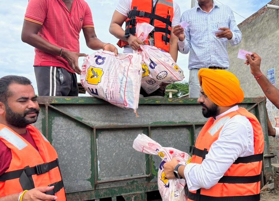 ‘ਹੜ੍ਹਾਂ ਚ ਘਿਰੇ ਹਰ ਪੰਜਾਬੀ ਦੀ ਮੁਸੀਬਤ ਸਾਡੀ ਆਪਣੀ ਮੁਸੀਬਤ, ਸੰਸਦ ਮੈਂਬਰ ਸੰਜੇ ਸਿੰਘ ਅਤੇ ਕੈਬਨਿਟ ਮੰਤਰੀਆਂ ਨੇ ਰਾਹਤ ਕਾਰਜਾਂ ਦੌਰਾਨ ਪ੍ਰਗਟਾਇਆ ਵਿਸ਼ਵਾਸ਼