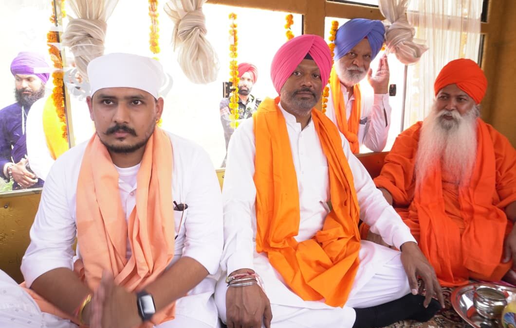 ਏ.ਆਈ.ਸੀ.ਸੀ. ਦੇ ਸਕੱਤਰ ਡੈਨੀ ਬੰਡਾਲਾ ਭਗਵਾਨ ਵਾਲਮੀਕੀ ਜੀ ਦਾ ਸਨਮਾਨ ਕਰਦੇ ਹੋਏ ਸ਼ੋਭਾ ਯਾਤਰਾ ਦੀ ਅਗਵਾਈ ਕਰਦੇ ਹੋਏ
