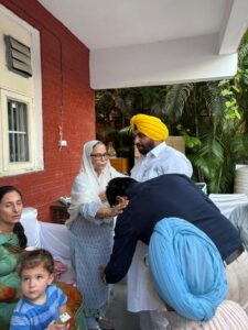 ਹਰਭਜਨ ਸਿੰਘ ਈ. ਟੀ. ਓ., ਡਾਕਟਰ ਰਵਜੋਤ ਸਿੰਘ ਅਤੇ ਮਹਿੰਦਰ ਭਗਤ ਵਲੋਂ ਵਾਈ.ਪੂਰਨ ਕੁਮਾਰ ਦੇ ਪਰਿਵਾਰ ਨਾਲ ਮੁਲਾਕਾਤ