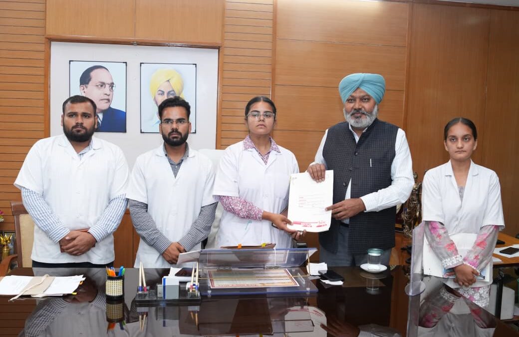 ਵਿੱਤ ਮੰਤਰੀ ਹਰਪਾਲ ਸਿੰਘ ਚੀਮਾ ਨੇ ਵੈਟਰਨਰੀ ਵਿਦਿਆਰਥੀ ਯੂਨੀਅਨ ਨੂੰ ਮੰਗਾਂ ‘ਤੇ ਜਲਦੀ ਕਾਰਵਾਈ ਦਾ ਦਿੱਤਾ ਭਰੋਸਾ