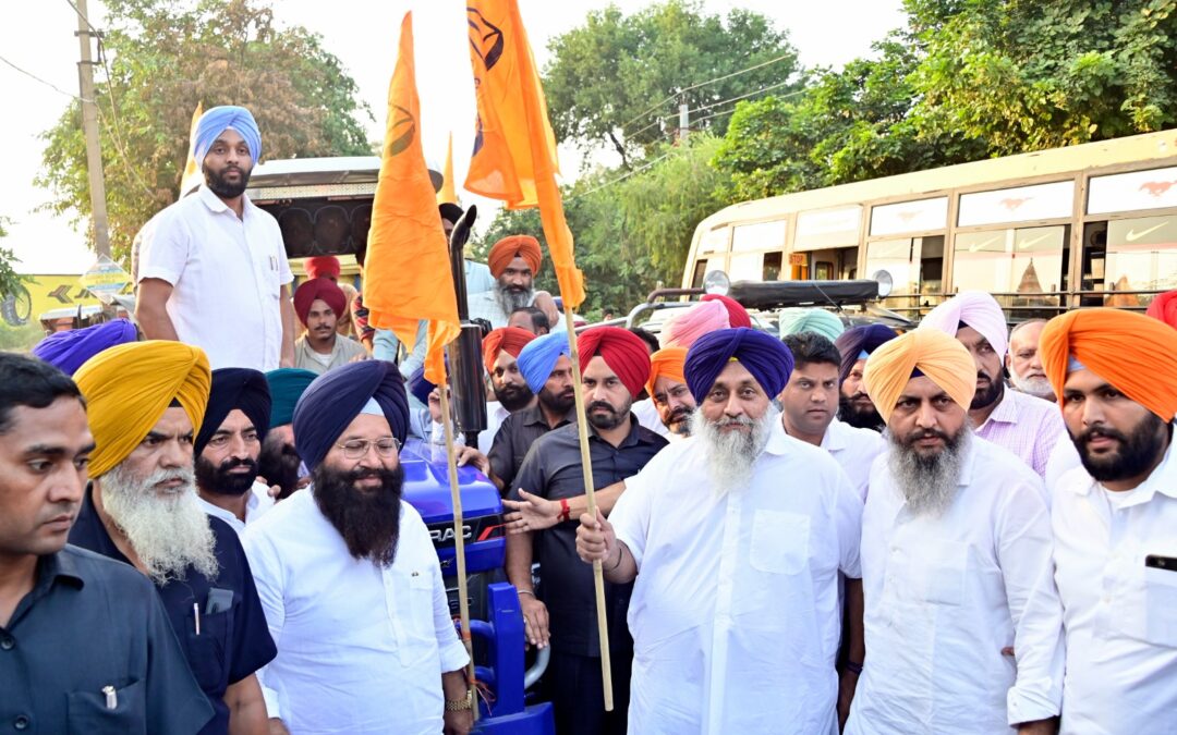 ਸੁਖਬੀਰ ਸਿੰਘ ਬਾਦਲ ਵੱਲੋਂ ਅਜਨਾਲਾ ਦੇ ਹੜ੍ਹ ਮਾਰੇ ਕਿਸਾਨਾਂ ਵਾਸਤੇ 1.60 ਕਰੋੜ ਰੁਪਏ ਮੁੱਲ ਦੇ 4000 ਕੁਇੰਟਲ ਸਰਟੀਫਾਈਡ ਕਣਕ ਬੀਜ ਦੀਆਂ ਟਰਾਲੀਆਂ ਝੰਡਾ ਦੇ ਕੇ ਕੀਤੀਆਂ ਰਵਾਨਾ