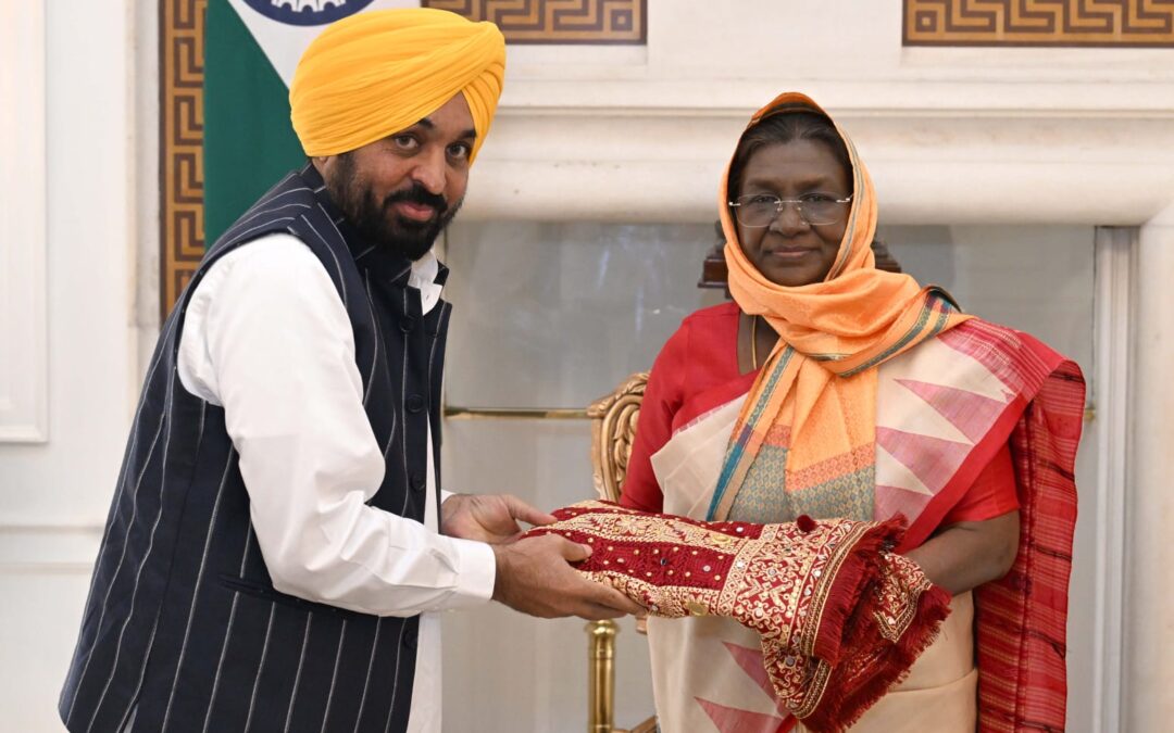 ਮੁੱਖ ਮੰਤਰੀ ਦਫ਼ਤਰ, ਪੰਜਾਬ  ਭਗਵੰਤ ਸਿੰਘ ਮਾਨ ਵੱਲੋਂ ਭਾਰਤ ਦੇ ਰਾਸ਼ਟਰਪਤੀ ਨੂੰ ਸ੍ਰੀ ਗੁਰੂ ਤੇਗ਼ ਬਹਾਦਰ ਜੀ ਦੇ 350ਵੇਂ ਸ਼ਹੀਦੀ ਦਿਵਸ ਸਮਾਗਮਾਂ ਵਿੱਚ ਸ਼ਾਮਲ ਹੋਣ ਦਾ ਸੱਦਾ