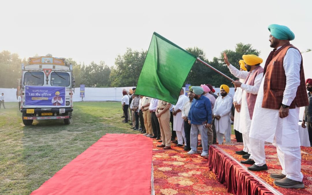 ਮੁੱਖ ਮੰਤਰੀ ਦਫ਼ਤਰ, ਪੰਜਾਬ   ਪੰਜਾਬ ਸਰਕਾਰ ਵੱਲੋਂ ਹੜ੍ਹ ਪ੍ਰਭਾਵਿਤ ਜ਼ਿਲ੍ਹਿਆਂ ਦੇ ਕਿਸਾਨਾਂ ਨੂੰ ਕਣਕ ਦਾ ਮੁਫ਼ਤ ਬੀਜ ਵੰਡਣ ਦੀ ਸ਼ੁਰੂਆਤ  ਮੁੱਖ ਮੰਤਰੀ ਨੇ ਕਿਸਾਨਾਂ ਲਈ ਕਣਕ ਦੇ ਮੁਫ਼ਤ ਬੀਜ ਦੇ 7 ਟਰੱਕਾਂ ਨੂੰ ਹਰੀ ਝੰਡੀ ਦਿਖਾ ਕੇ ਕੀਤਾ ਰਵਾਨਾ  ਸੂਬਾ ਸਰਕਾਰ ਵੱਲੋਂ ਕਿਸਾਨਾਂ ਨੂੰ ਦੋ ਲੱਖ ਕੁਇੰਟਲ ਬੀਜ ਮੁਫ਼ਤ ਮੁਹੱਈਆ ਕਰਵਾਏ ਜਾਣਗੇ