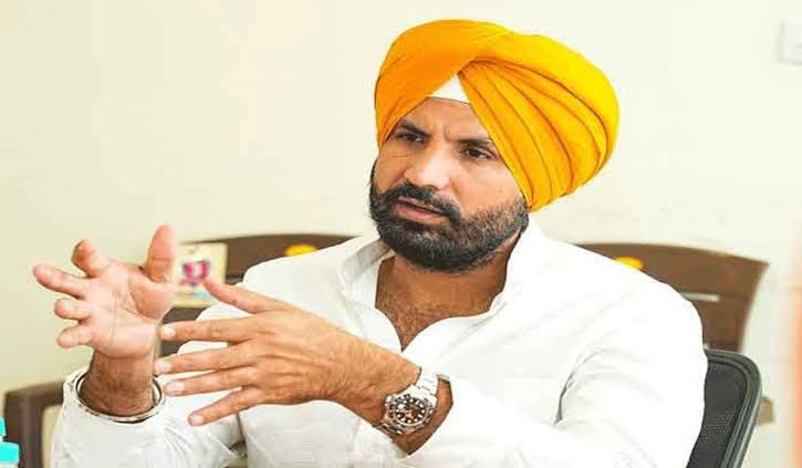 ਵਾਰਰਿੰਗ ਨੇ ‘ਆਪ “ਨੂੰ ਅਖ਼ਬਾਰ ਬੰਦ ਕਰਨ ਲਈ ਕਿਹਾ, ਸੰਦੇਸ਼ਵਾਹਕ ਨੂੰ ਗੋਲੀ ਨਾ ਮਾਰੋ