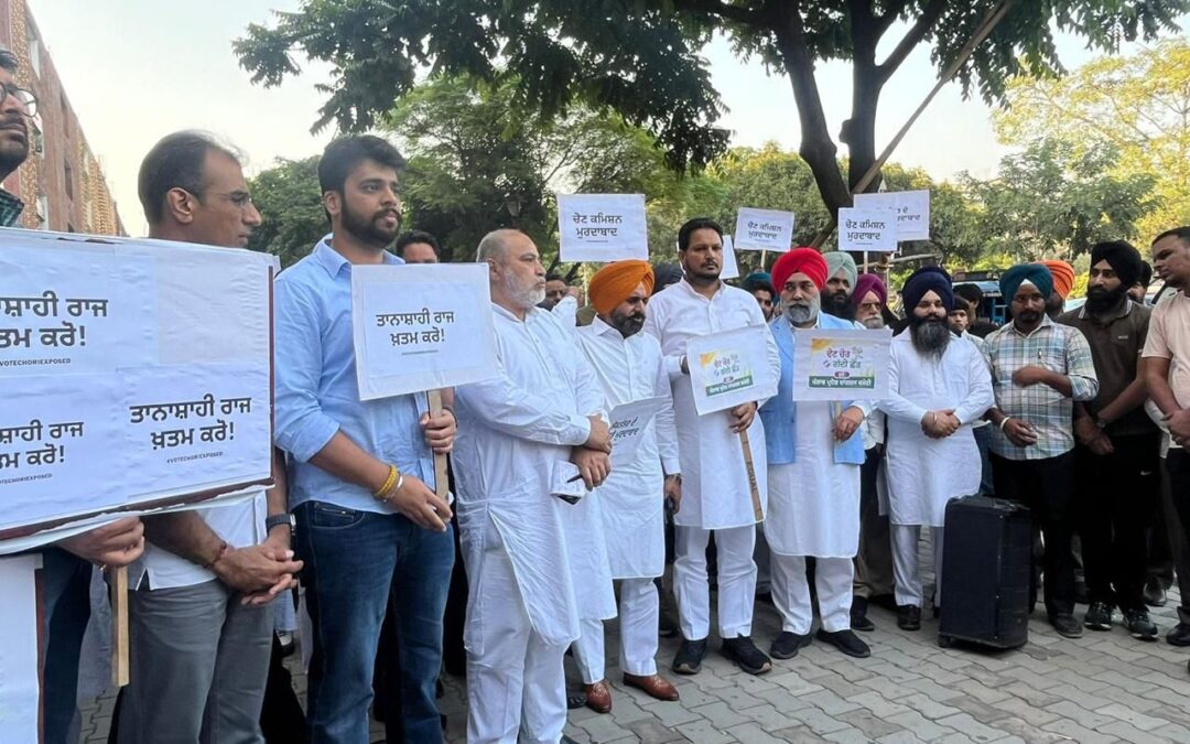 ਪੰਜਾਬ ਕਾਂਗਰਸ ਵੱਲੋਂ ਚੰਡੀਗਡ਼੍ਹ ਵਿੱਚ ਚੋਣ ਕਮਿਸ਼ਨ ਦੇ ਦਫ਼ਤਰ ਦੇ ਬਾਹਰ ਭਾਜਪਾ ਦੇ ਵੋਟਾਂ ਚੋਰੀ ਕਰਨ ਵਿਰੁੱਧ ਰੋਸ ਪ੍ਰਦਰਸ਼ਨ ਰਾਹੁਲ ਗਾਂਧੀ ਨੇ ਸਾਬਤ ਕਰ ਦਿੱਤਾ ਹੈ ਕਿ ਭਾਜਪਾ ਨੇ ਚੋਣ ਕਮਿਸ਼ਨ ਨਾਲ ਮਿਲੀਭੁਗਤ ਨਾਲ ਹਰਿਆਣਾ ਵਿਧਾਨ ਸਭਾ ਚੋਣਾਂ ਚੋਰੀ ਕੀਤੀਆਂ ਹਨ।  ਕਾਂਗਰਸ