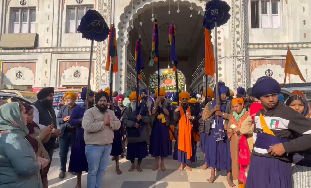 ਨੌਵੇਂ ਪਾਤਸ਼ਾਹ ਦਾ 350ਵਾਂ ਸ਼ਹੀਦੀ ਦਿਹਾੜਾ: ਸ੍ਰੀਨਗਰ ਤੋਂ ਅਰੰਭ ਹੋਏ ਨਗਰ ਕੀਰਤਨ ਦਾ ਜੰਮੂ ਦੀ ਸੰਗਤ ਵਲੋਂ ਖ਼ਾਲਸਾਈ ਜਾਹੋ-ਜਲਾਲ ਨਾਲ ਸਵਾਗਤ, ਪਠਾਨਕੋਟ ਵਿਖੇ ਅਗਲੇ ਪੜਾਅ ਲਈ ਰਵਾਨਾ