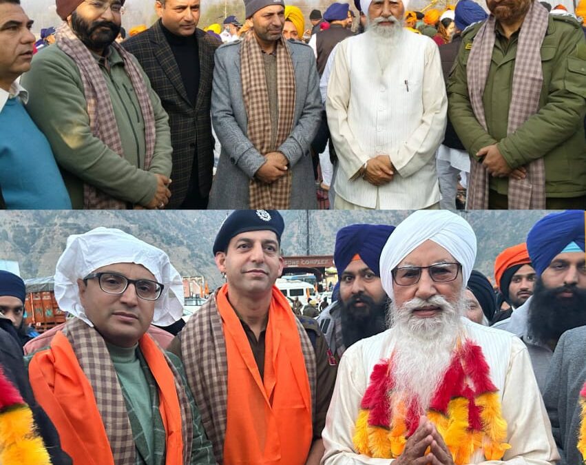 ਨੌਵੇਂ ਪਾਤਸ਼ਾਹ ਦੇ 350ਵੇਂ ਸ਼ਹੀਦੀ ਦਿਹਾੜੇ ਸਬੰਧੀ ਸ੍ਰੀਨਗਰ ਤੋਂ ਅਰੰਭ ਹੋਏ ਨਗਰ ਕੀਰਤਨ ਦਾ ਸੰਗਤ ਅਤੇ ਮੁਕਾਮੀ ਜ਼ਿਲ੍ਹਾ ਪ੍ਰਸ਼ਾਸਨ ਵਲੋਂ ਥਾਂ-ਥਾਂ ਸਵਾਗਤ