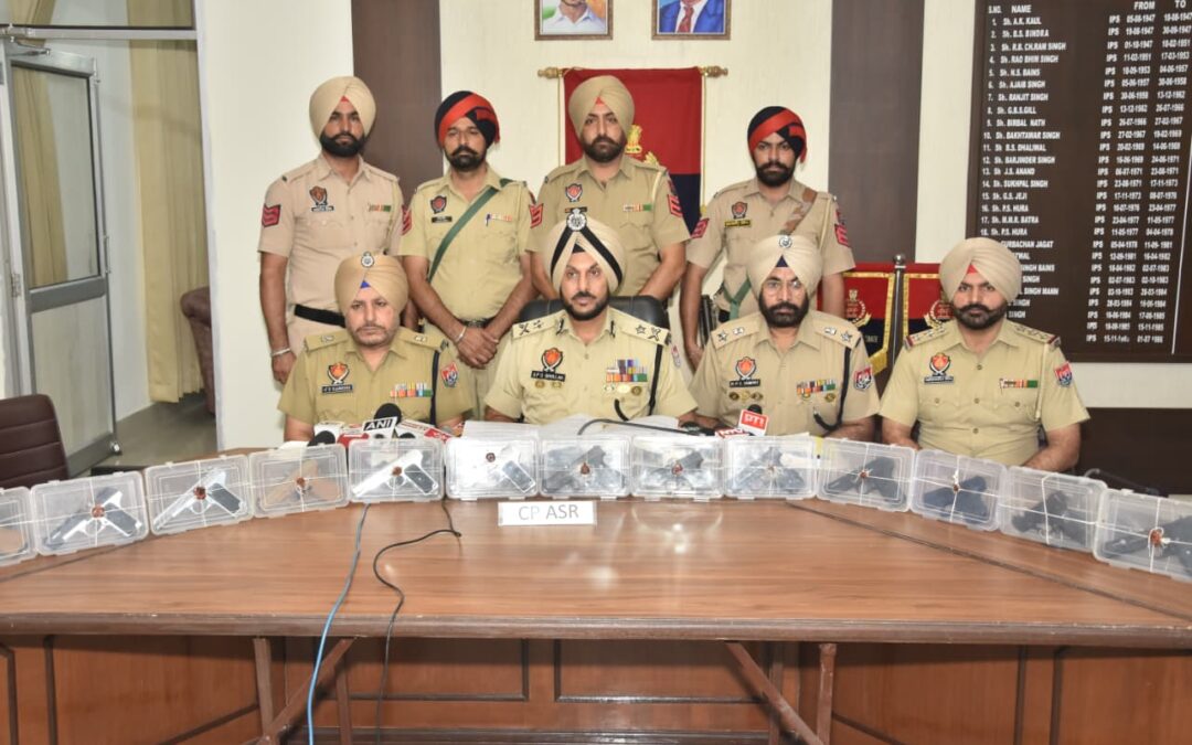 ਜੁਵੇਨੀਲੇ ਅਮੋਂਗ ਸੱਤ ਅੰਮ੍ਰਿਤਸਰ ਵਿੱਚ 15 ਪ੍ਰਮਾਣਿਤ ਪਿਸਤੌਲਾਂ ਨਾਲ ਰੱਖੇ ਗਏ