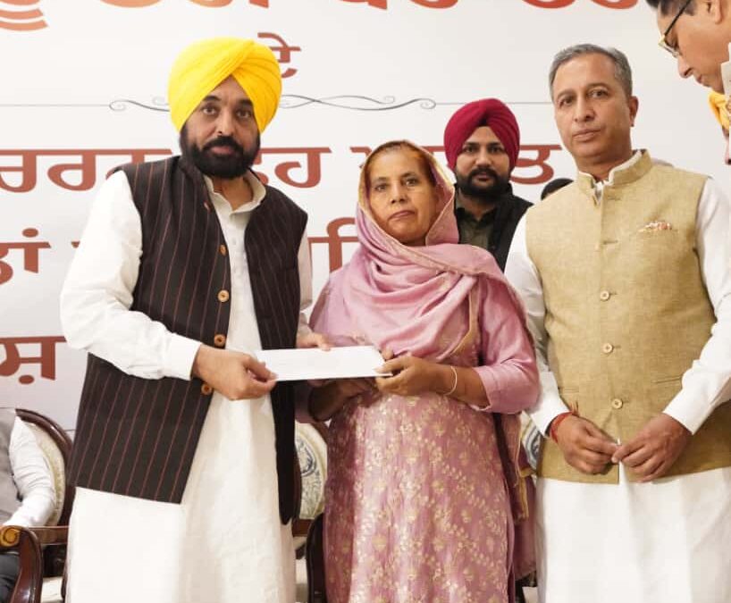 ਮੁੱਖ ਮੰਤਰੀ ਨੇ ਨੌਵੇਂ ਪਾਤਸ਼ਾਹ ਸ੍ਰੀ ਗੁਰੂ ਤੇਗ਼ ਬਹਾਦਰ ਜੀ ਦੇ ਚਰਨ ਛੋਹ ਪ੍ਰਾਪਤ 142 ਪਿੰਡਾਂ ਤੇ ਸ਼ਹਿਰਾਂ ਦੇ ਵਿਕਾਸ ਲਈ 71 ਕਰੋੜ ਰੁਪਏ ਦੇ ਚੈੱਕ ਵੰਡੇ