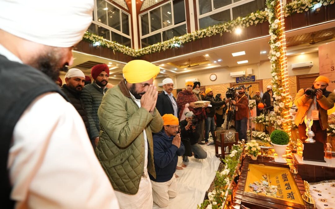 ਮੁੱਖ ਮੰਤਰੀ ਭਗਵੰਤ ਸਿੰਘ ਮਾਨ ਅਤੇ ਅਰਵਿੰਦ ਕੇਜਰੀਵਾਲ ਨੇ ਸਿੱਖ ਸੰਗਤ ਨਾਲ ਸ੍ਰੀਨਗਰ ਵਿਖੇ ਕੀਰਤਨ ਦਰਬਾਰ ਵਿੱਚ ਸ਼ਿਰਕਤ ਕੀਤੀ