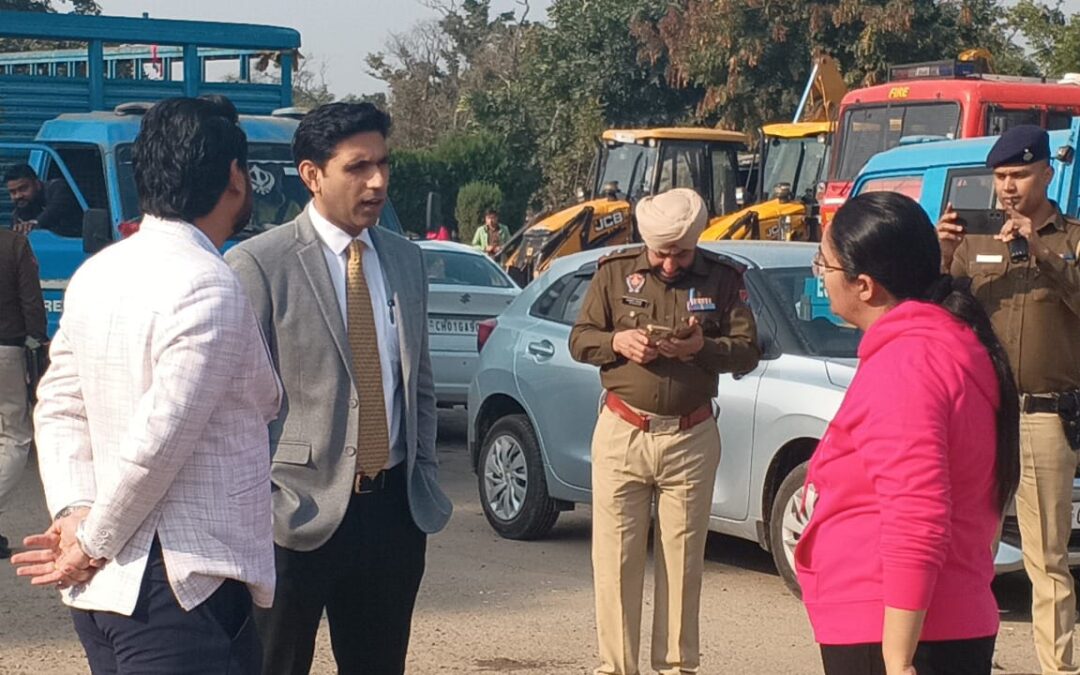 ​ਯੂਟੀ ਚੰਡੀਗੜ੍ਹ ਦੇ ਅਸਟੇਟ ਦਫ਼ਤਰ ਨੇ ਅੱਜ ਸੈਕਟਰ 1 ਦੇ ਚੰਡੀਗੜ੍ਹ ਕਲੱਬ ਵਿਖੇ ਅਣਅਧਿਕਾਰਤ ਉਸਾਰੀਆਂ ਨੂੰ ਹਟਾਉਣ ਅਤੇ ਇਮਾਰਤ ਨਿਯਮਾਂ ਦੀ ਸਖ਼ਤੀ ਨਾਲ ਪਾਲਣਾ ਨੂੰ ਯਕੀਨੀ ਬਣਾਉਣ ਲਈ ਇੱਕ ਢਾਹੁਣ ਦੀ ਮੁਹਿੰਮ ਚਲਾਈ।