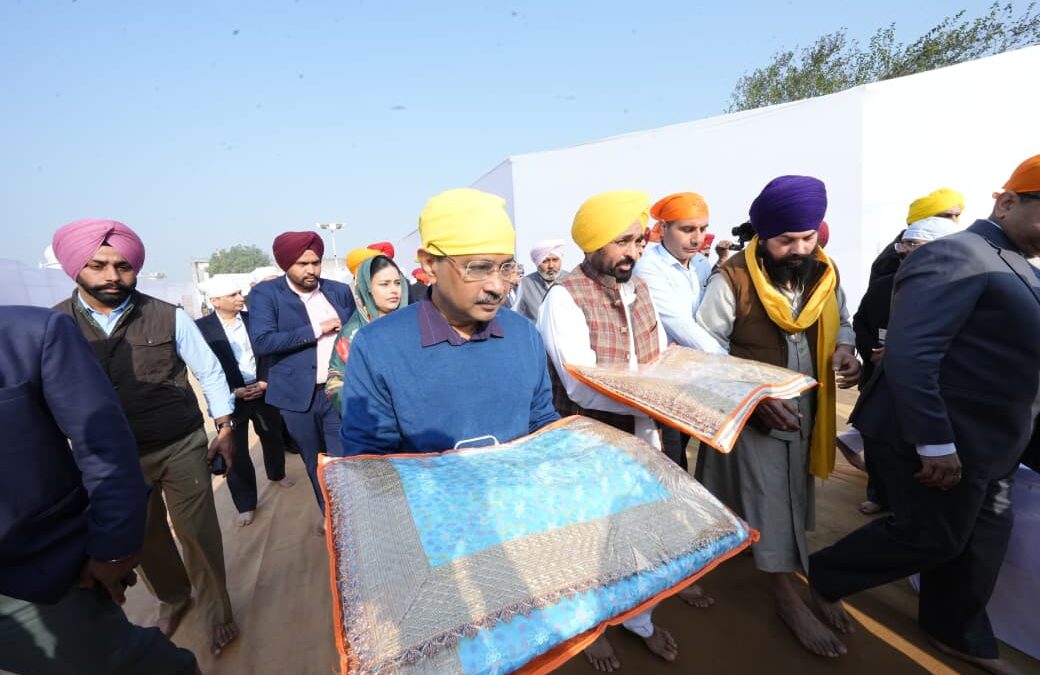 ਮੁੱਖ ਮੰਤਰੀ ਅਤੇ ਅਰਵਿੰਦ ਕੇਜਰੀਵਾਲ ਨੇ ਗੁਰਦੁਆਰਾ ਬਾਬਾ ਬੁੱਢਾ ਦਲ ਛਾਉਣੀ ਵਿਖੇ ਸ੍ਰੀ ਅਖੰਡ ਪਾਠ ਸਾਹਿਬ ਦੀ ਆਰੰਭਤਾ ਮੌਕੇ ਅਕਾਲ ਪੁਰਖ ਦਾ ਅਸ਼ੀਰਵਾਦ ਲਿਆ